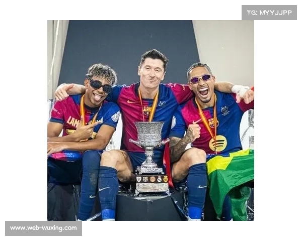 巴萨小将亚马尔赛后与拉菲尼亚特殊庆祝引关注